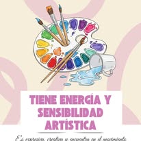 Se mira al espejo e imita movimientos
